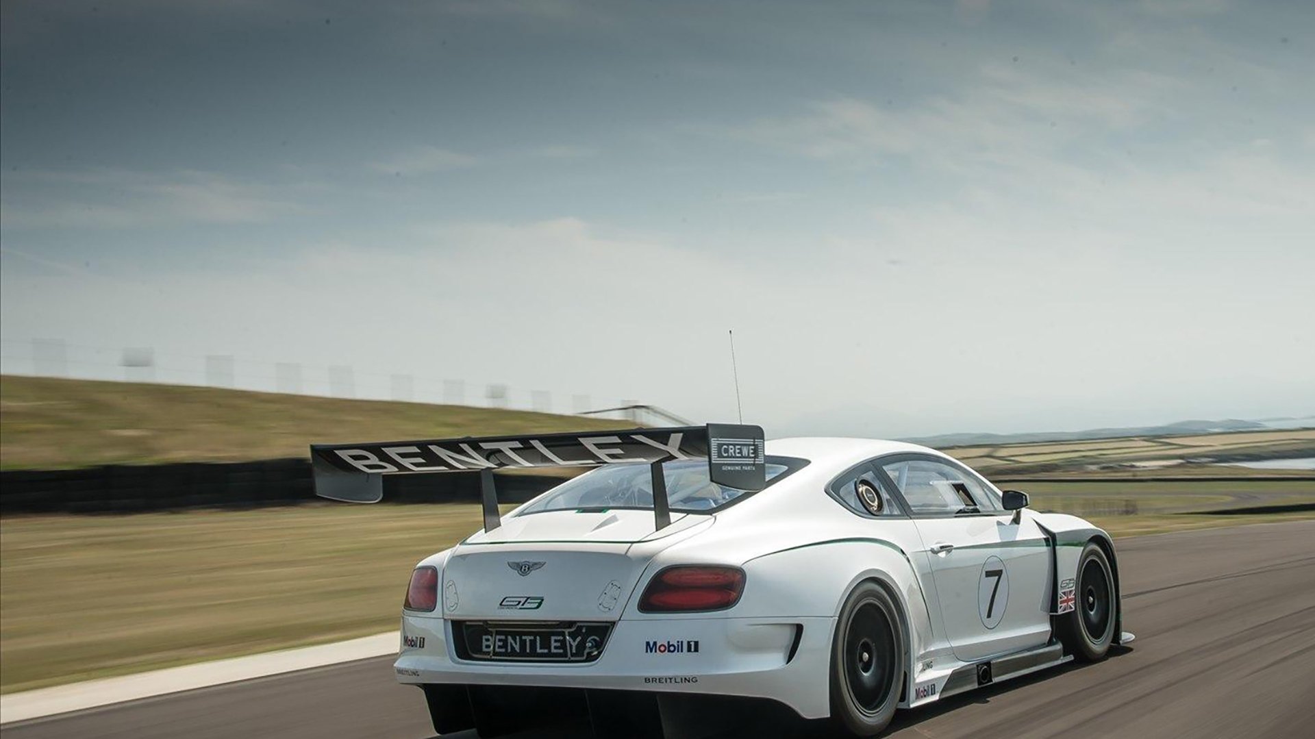 伊朗队雪地滑跪庆祝进球，冻掉了膝盖套，伊朗摔跤手